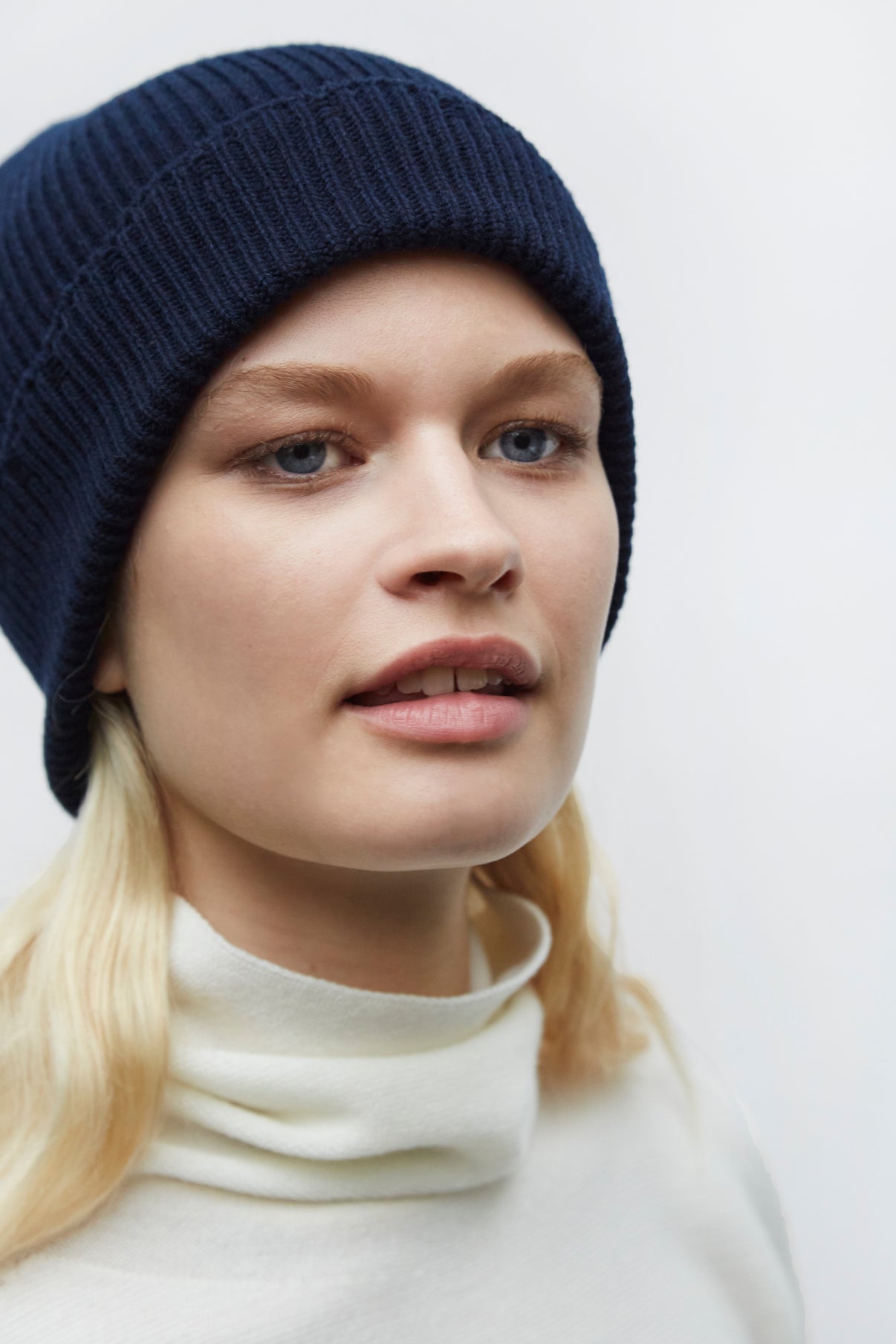 Accessoire de luxe femme - Bonnet côtes festonnées en maille Nuit